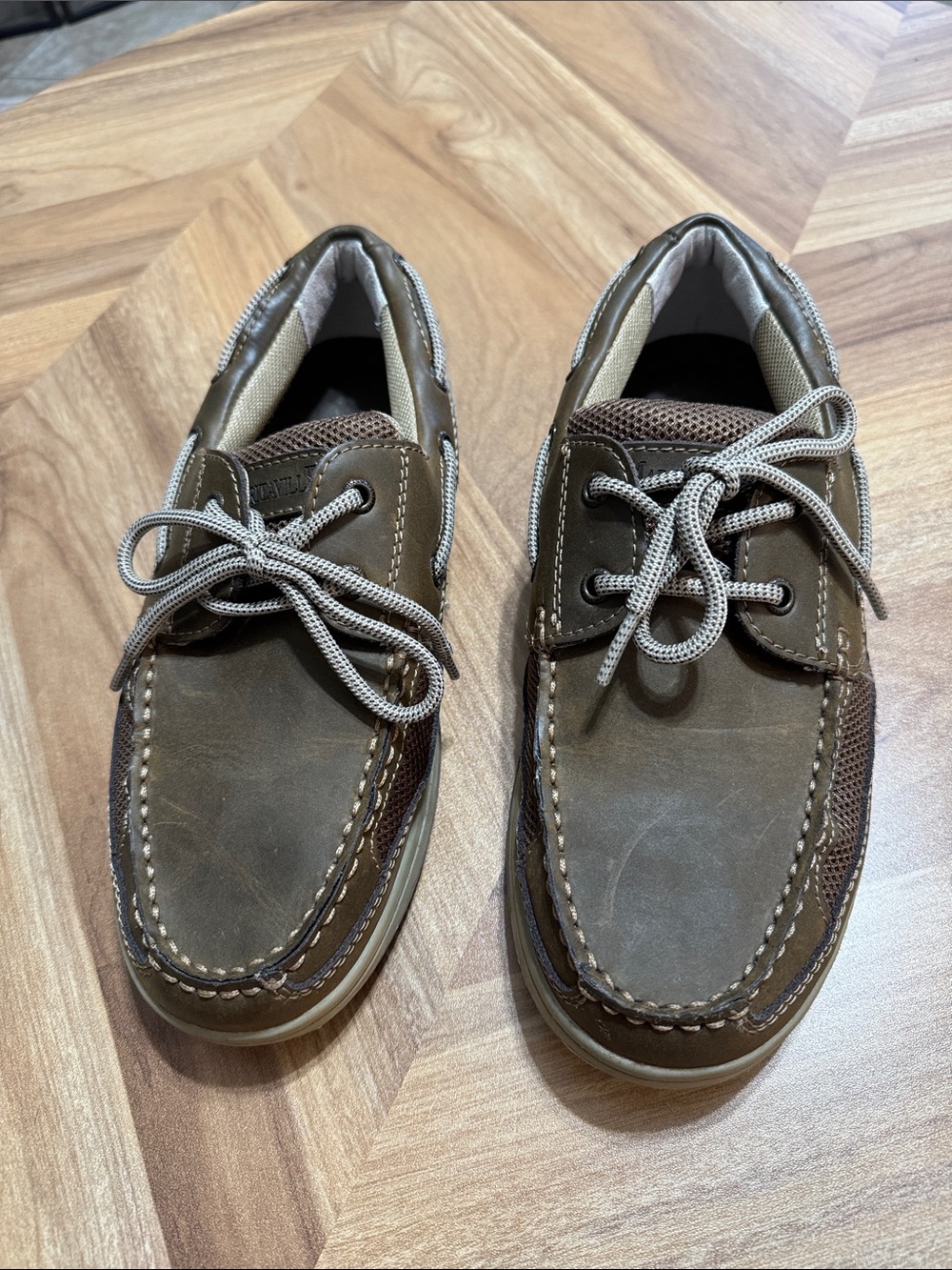 Classic Brown Men’s Boat Shoes with Contrast Laces